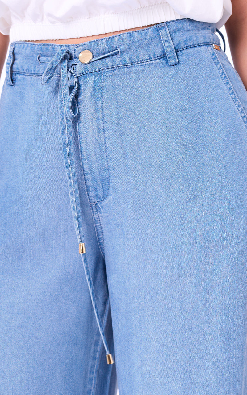 CONJUNTO DENIM CLARO CHALECO Y PANTALON